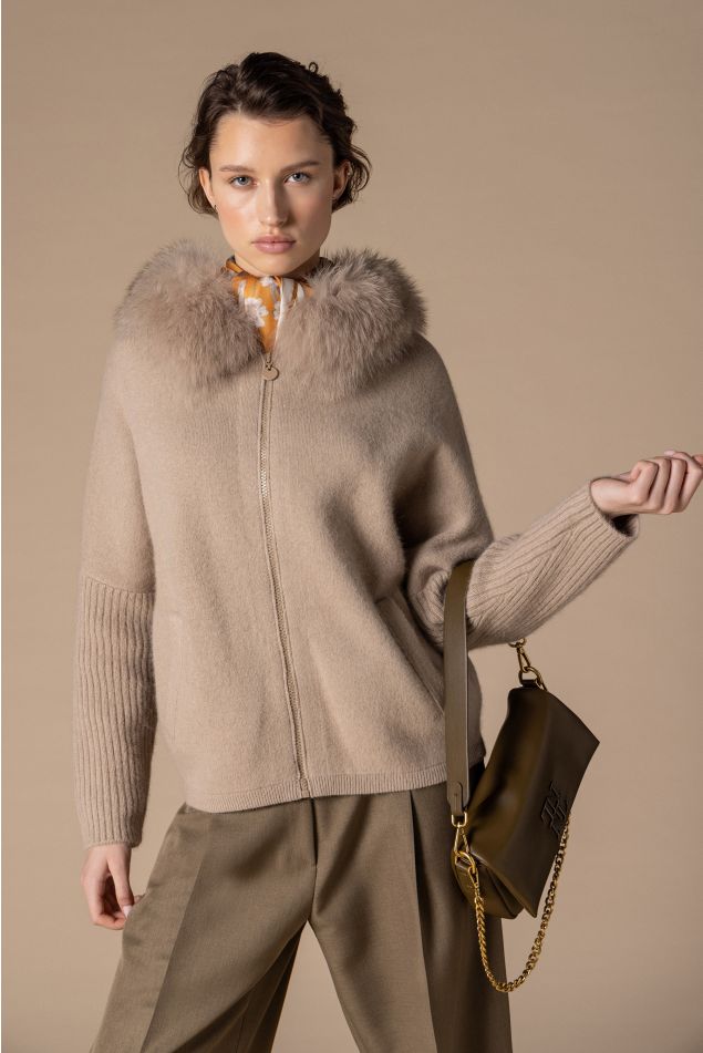 Chaqueta de punto con capucha y pelo natural
