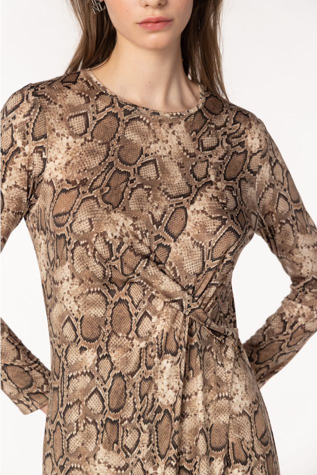 Vestit asimètric amb frunzits i estampat animal