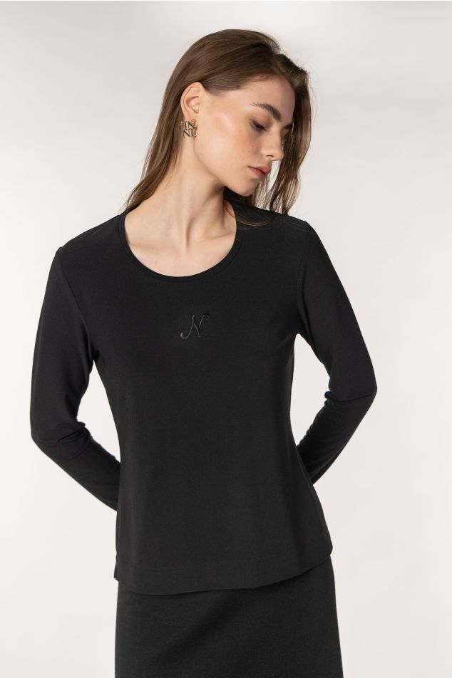 Camiseta con logo bordado