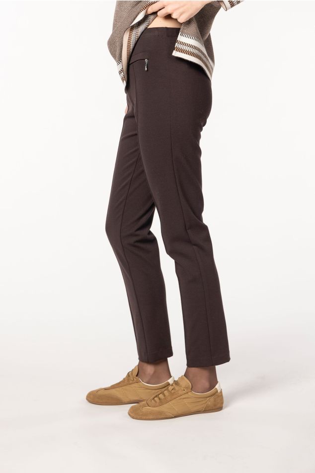 Pantalón pitillo con nervio marcado