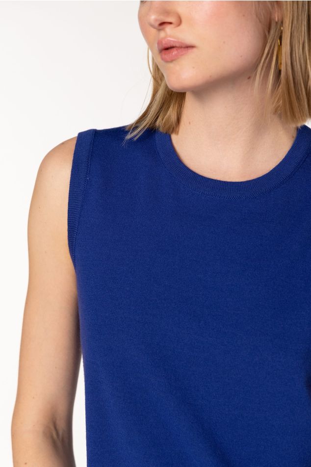 Sleeveless Plain-Knit Sweater With Round Neck