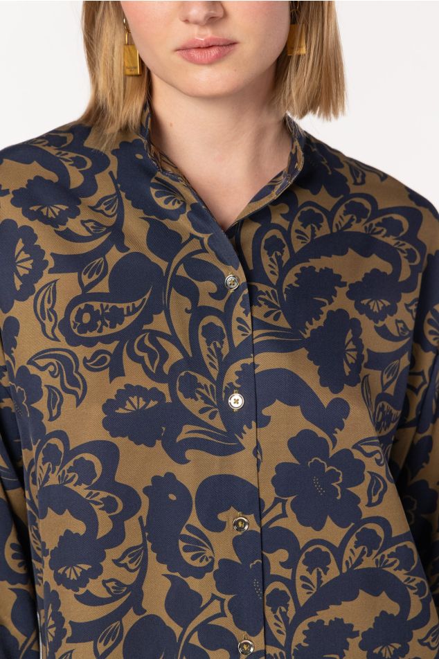 Camisa sarja estampado floral e colarinho mao