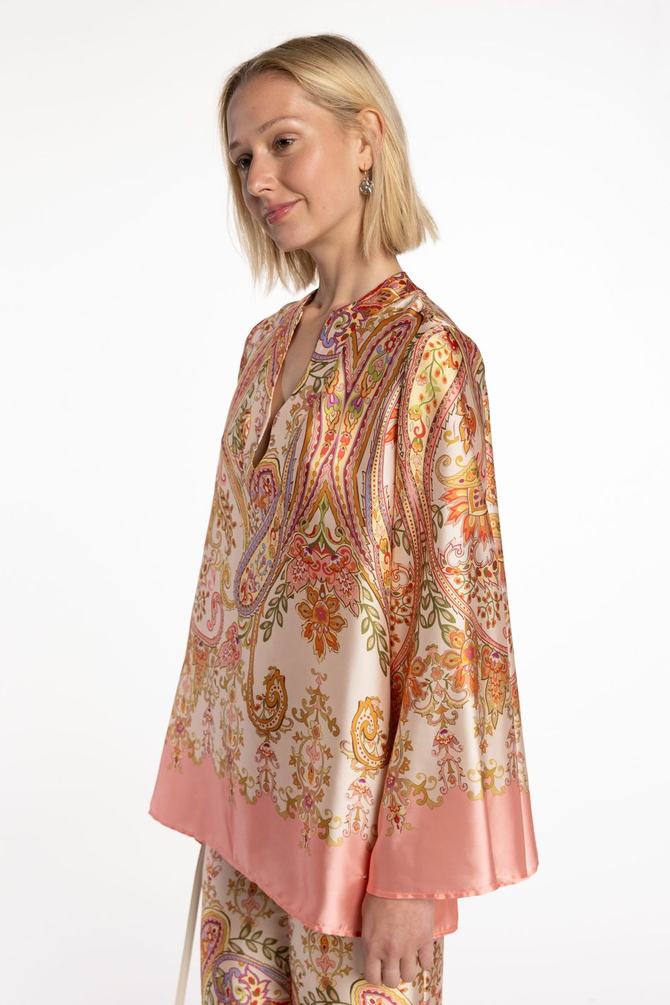 Blusa de satén estampado paisley