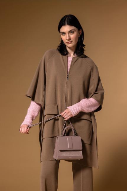 Consigue un estilo elegante con capas para mujer de punto