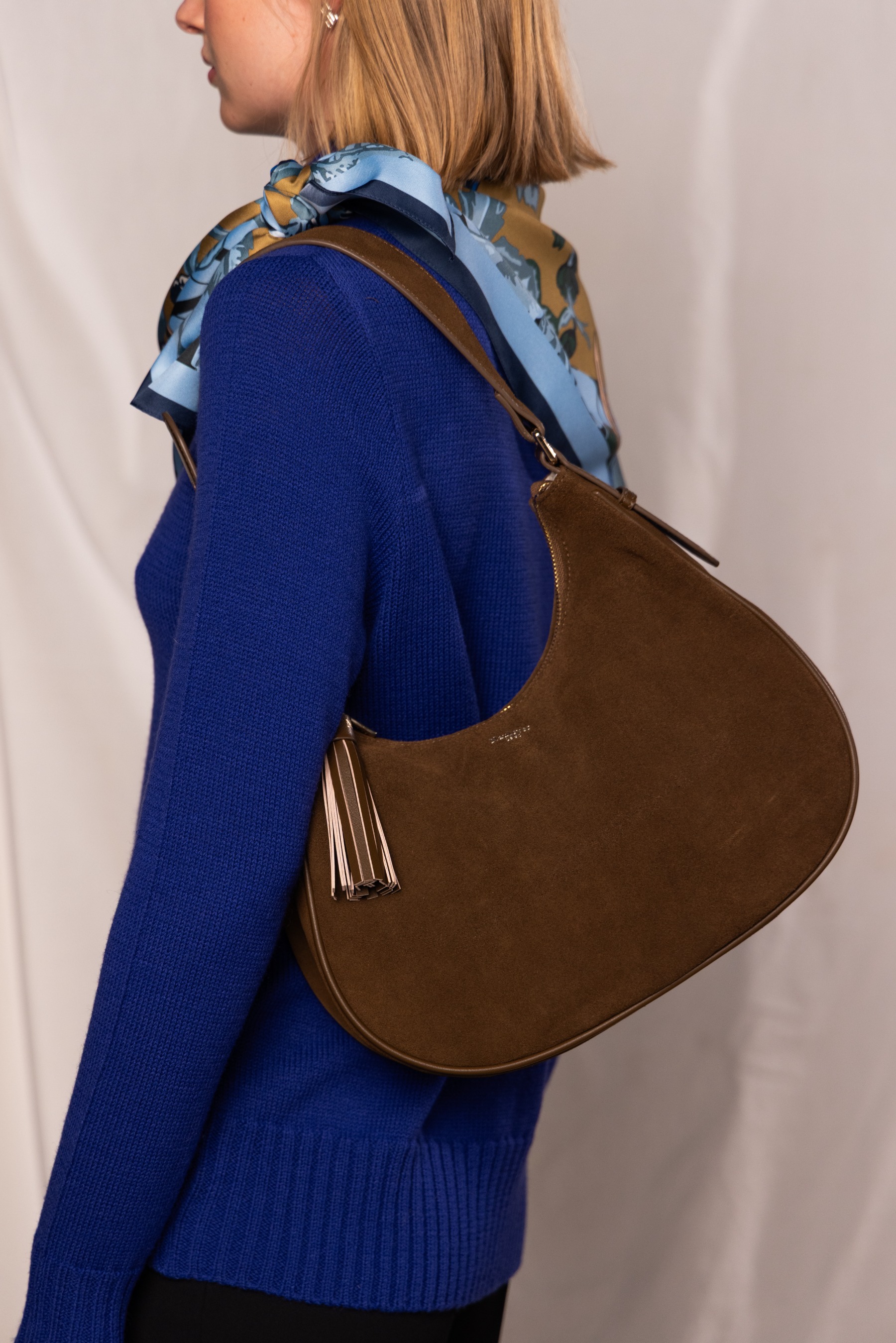 Bolso media luna tabaco serraje