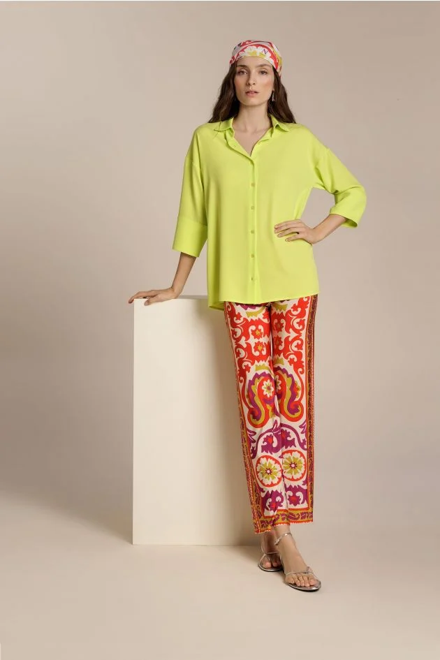 Conjunto de camisa de color lima y pantalones y pañuelo de estampados étnicos