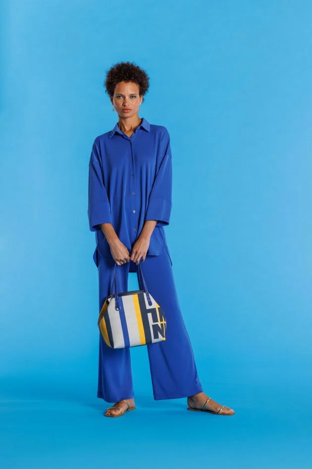 Conjunto de camisa y pantalón azul cobalto