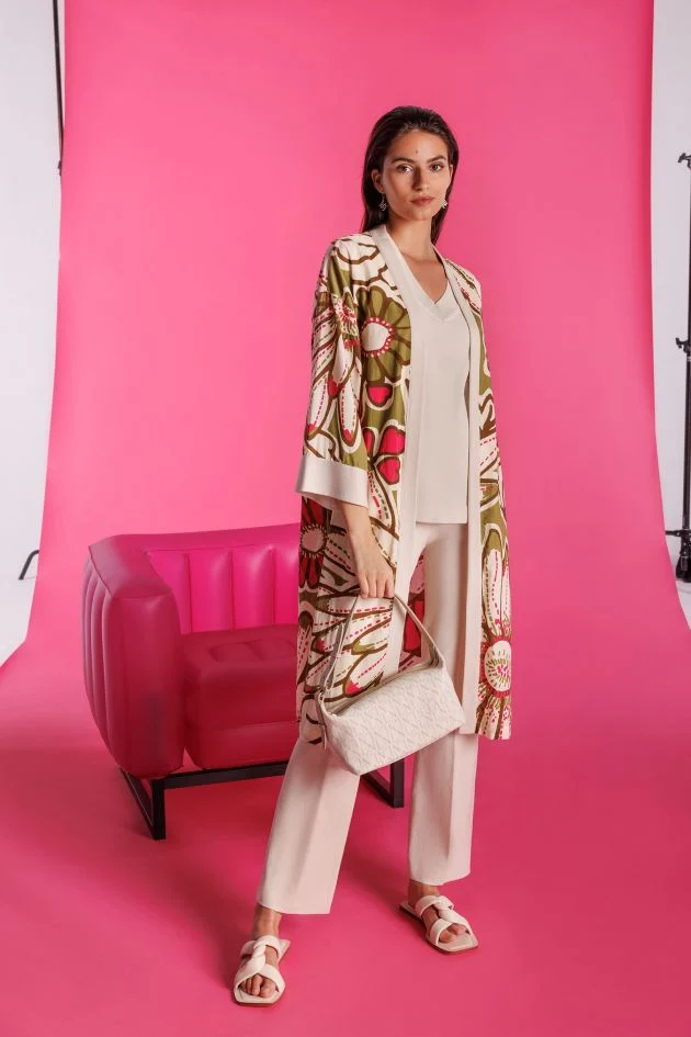 Conjunto de top, pantalón y kimono estampado