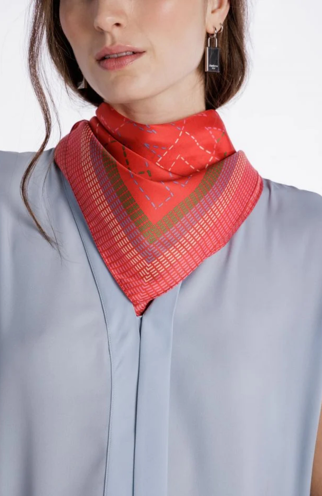 pañuelo atado en el cuello con estampado colores vivos