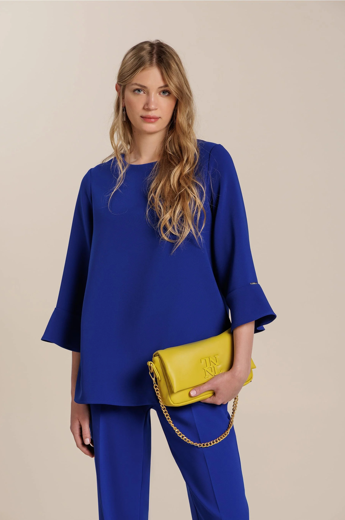 blusa azul con mangas acampanadas y pantalón a juego