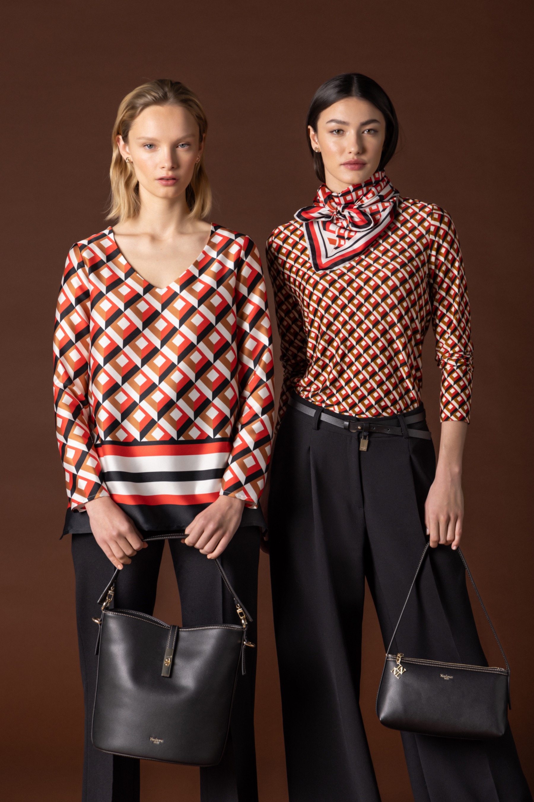combinar estampados rojos