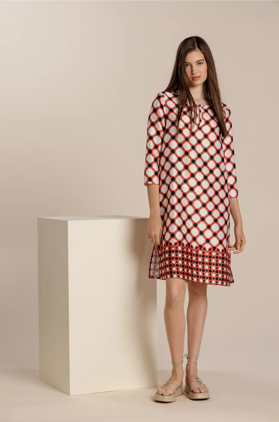 vestido corto manga larga estampado geomético rojo