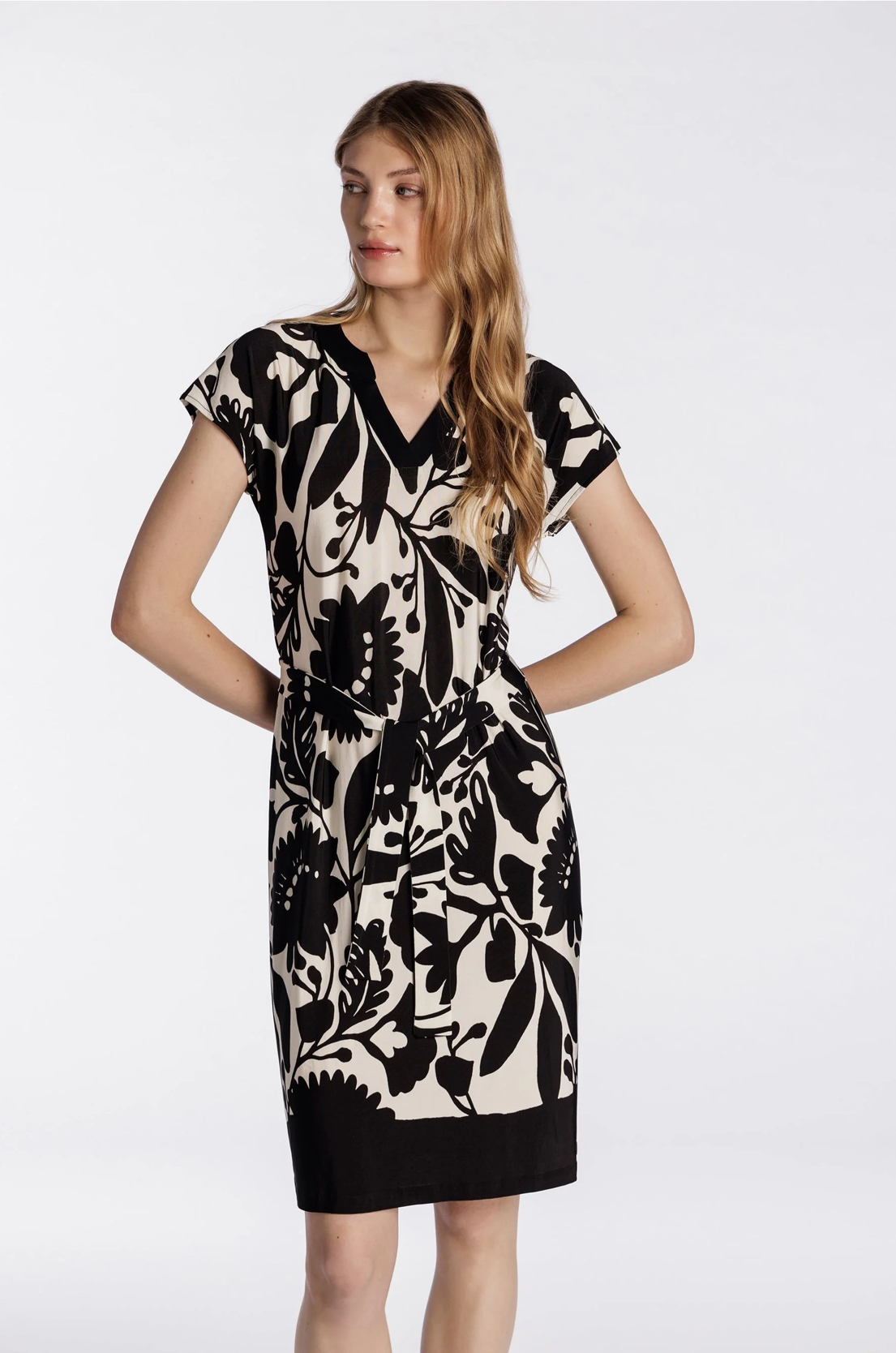 vestido corto manga corta y cuello pico color blanco y negro