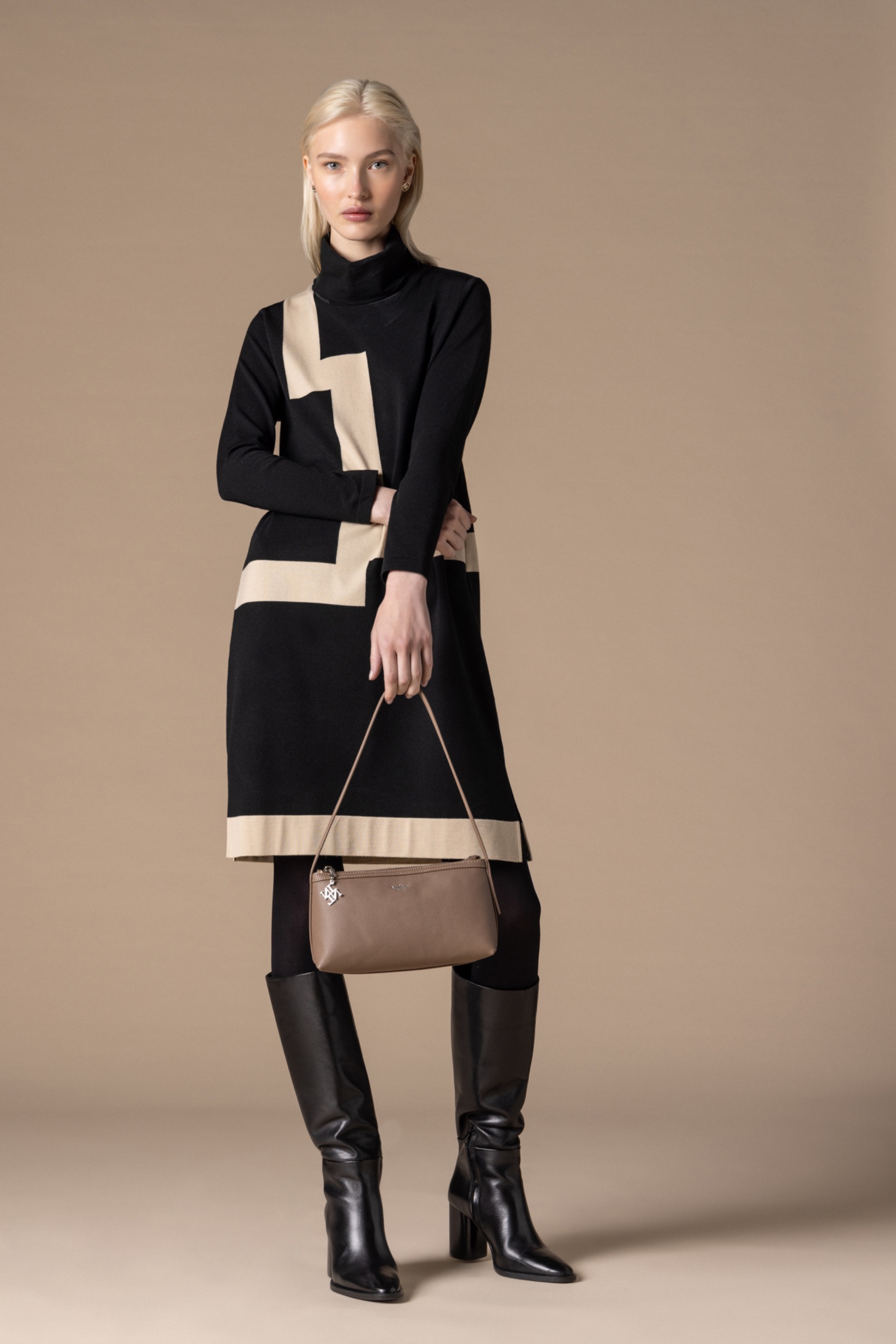 vestido de punto negro cuello vuelto con botas altas negras