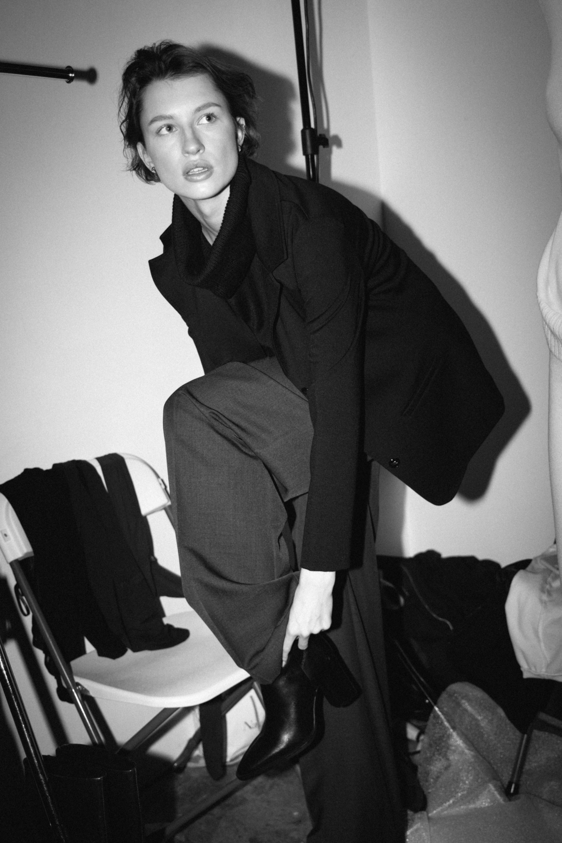 traje chica backstage