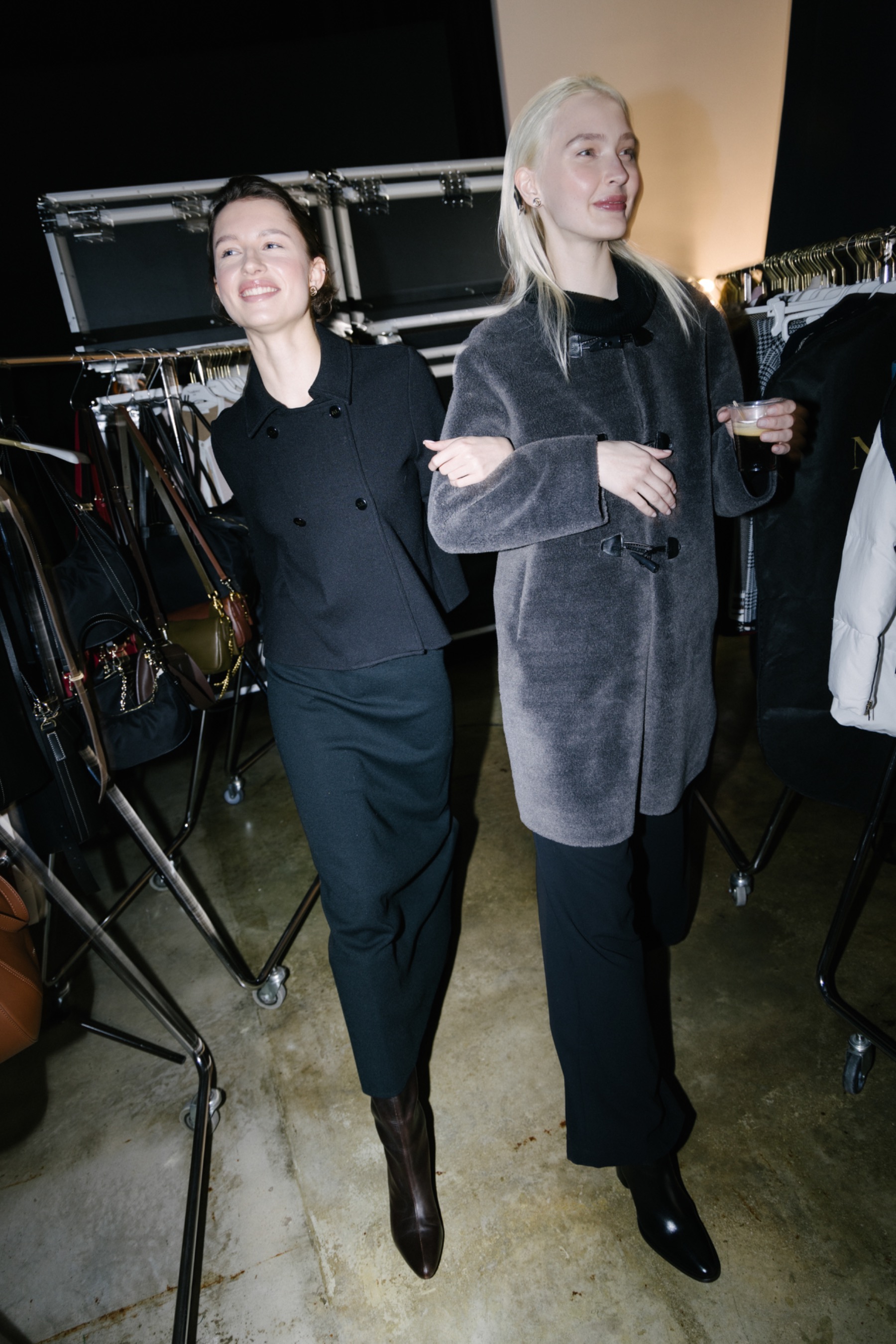 dos chicas backstage shooting abrigo