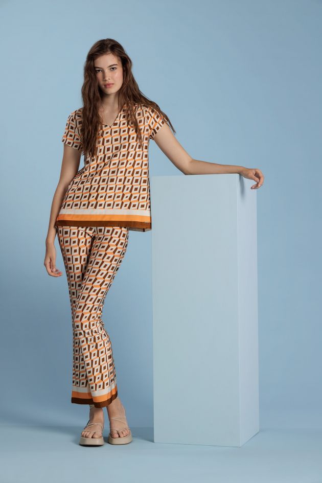 Total look de estampado geométrico