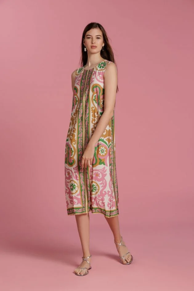 Look sofisticado con vestido fluido de estampado étnico 