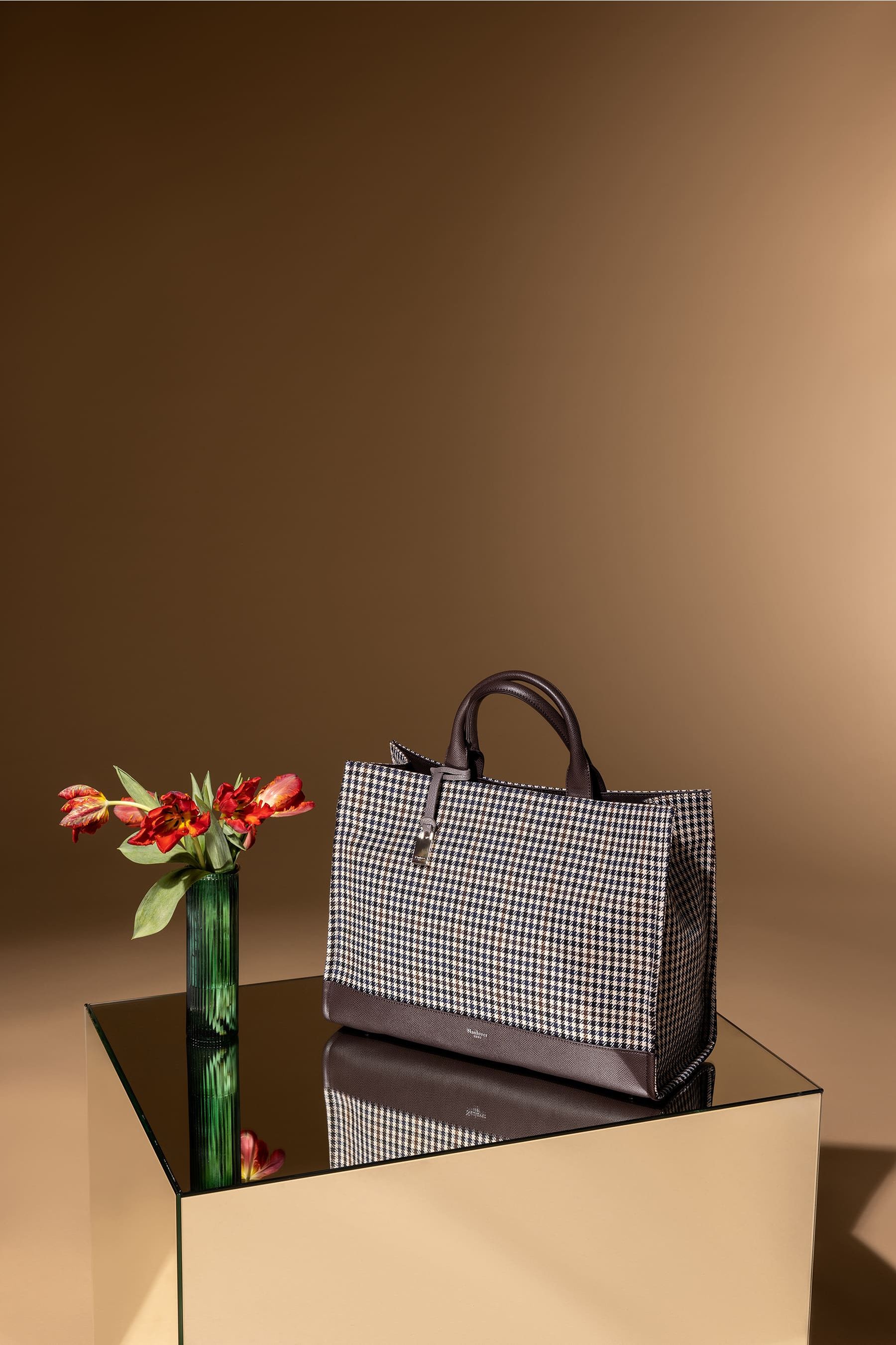 Bolso con asas marrón con estampado pata de gallo