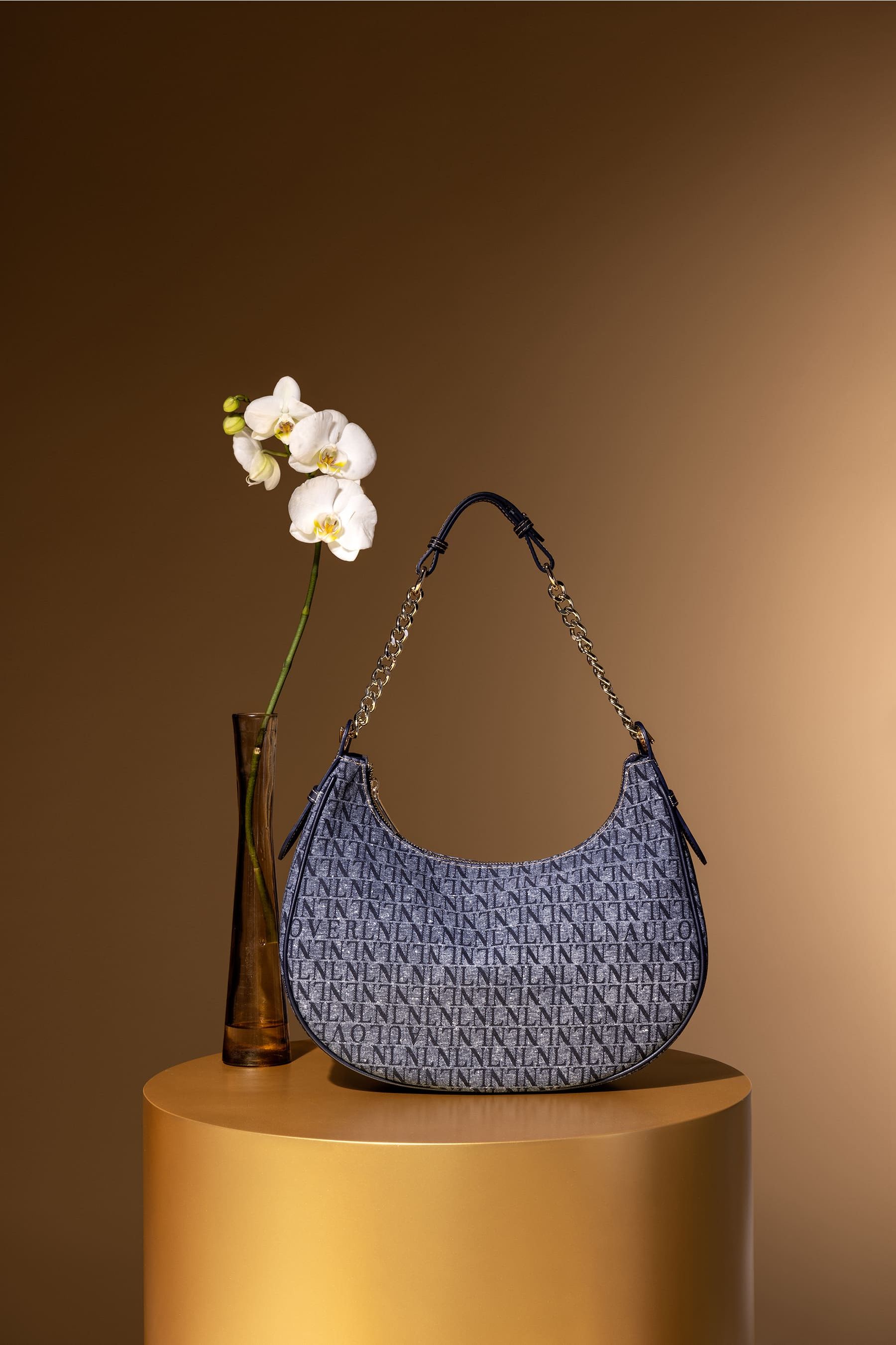 Bolso denim de color azul estampado con el logo