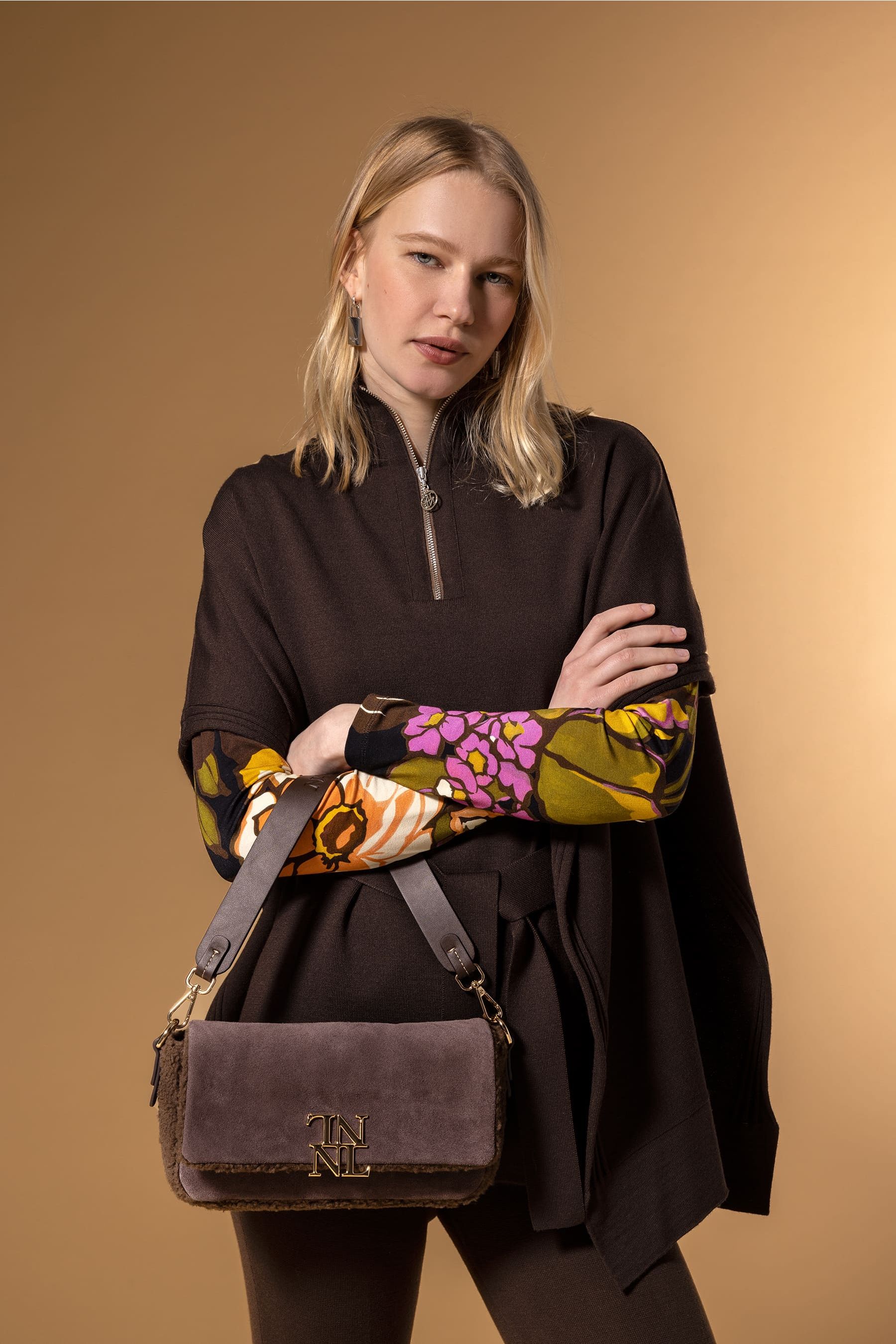 Bolso baguette de color marrón con borreguillo
