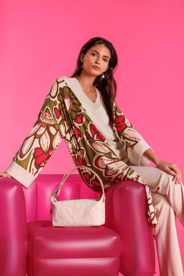 Mujer con un bolso de mano color beige