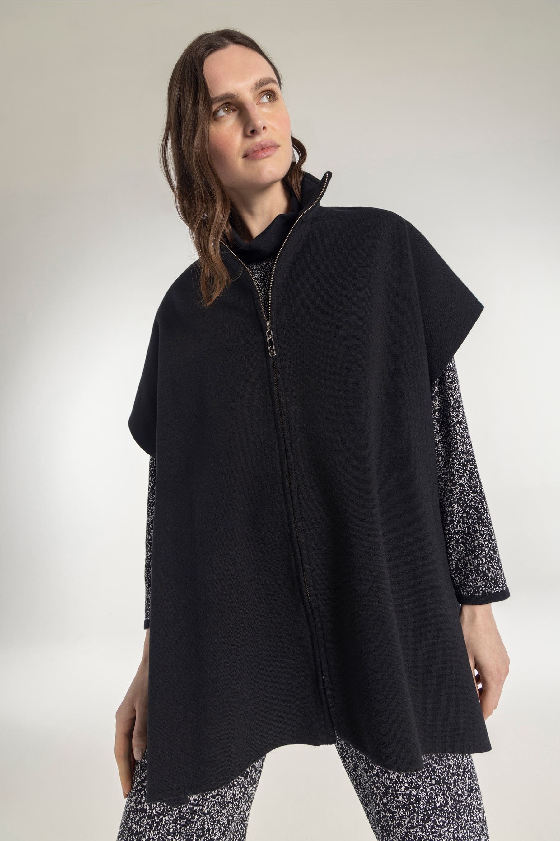 Capa para mujer de color negro de punto con cremallera