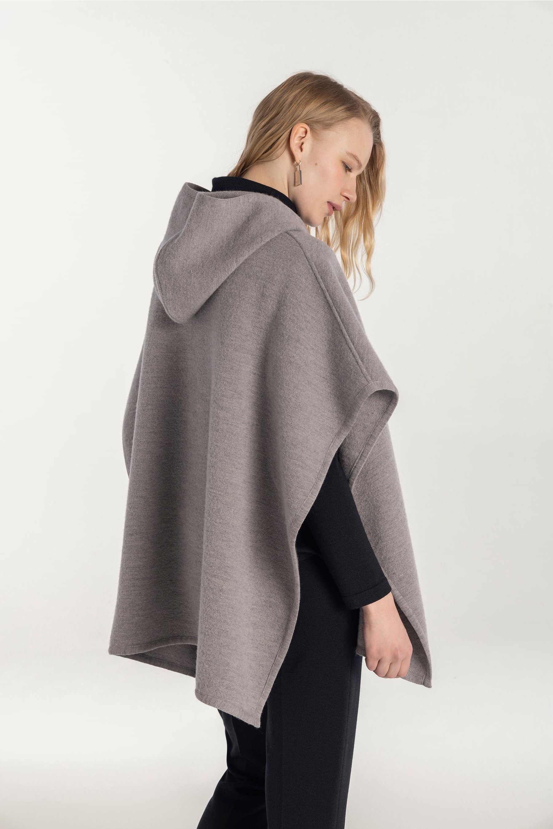 Capa para mujer de punto color gris con capucha