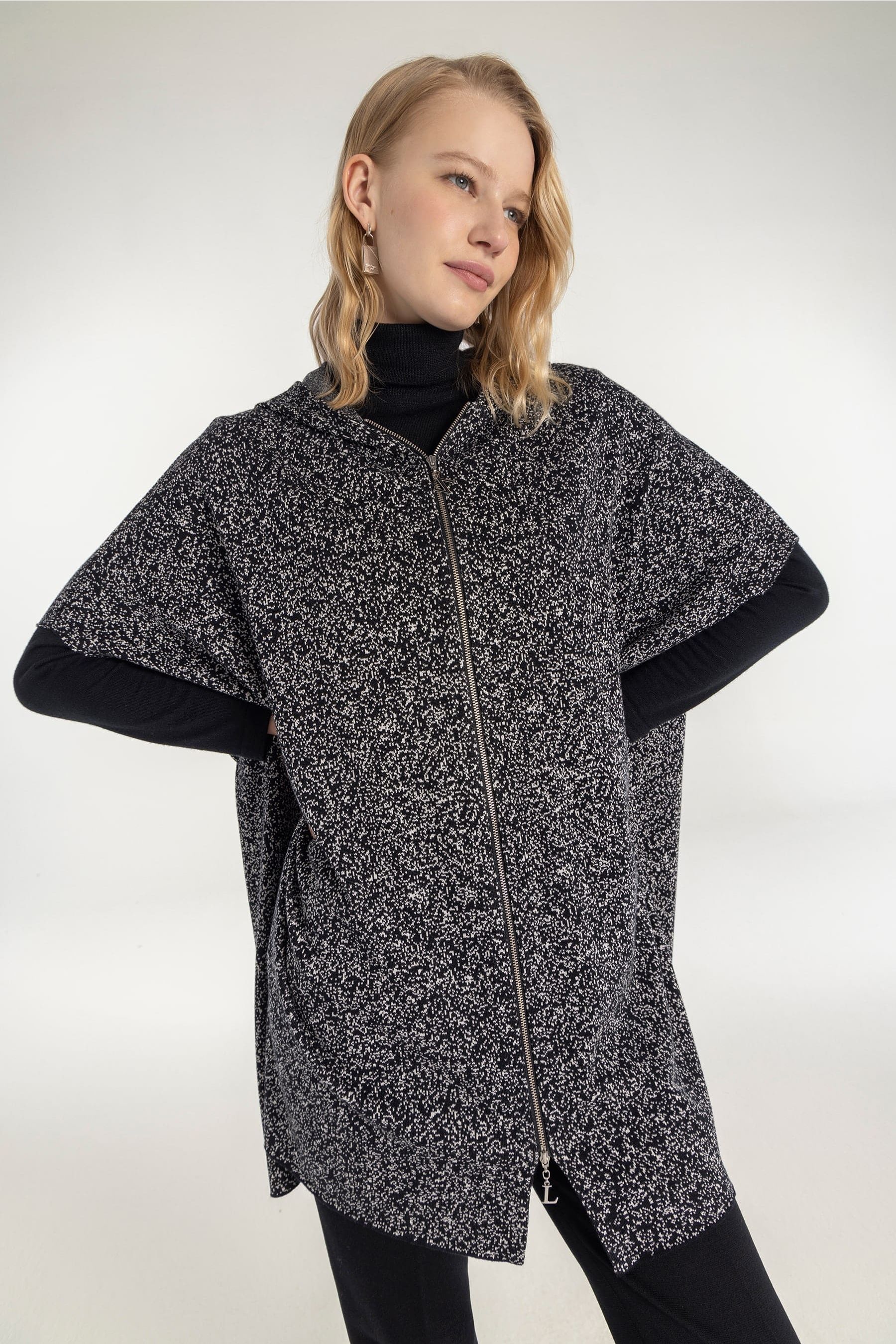 Capa de punto jacquard para mujer de color gris con cremallera