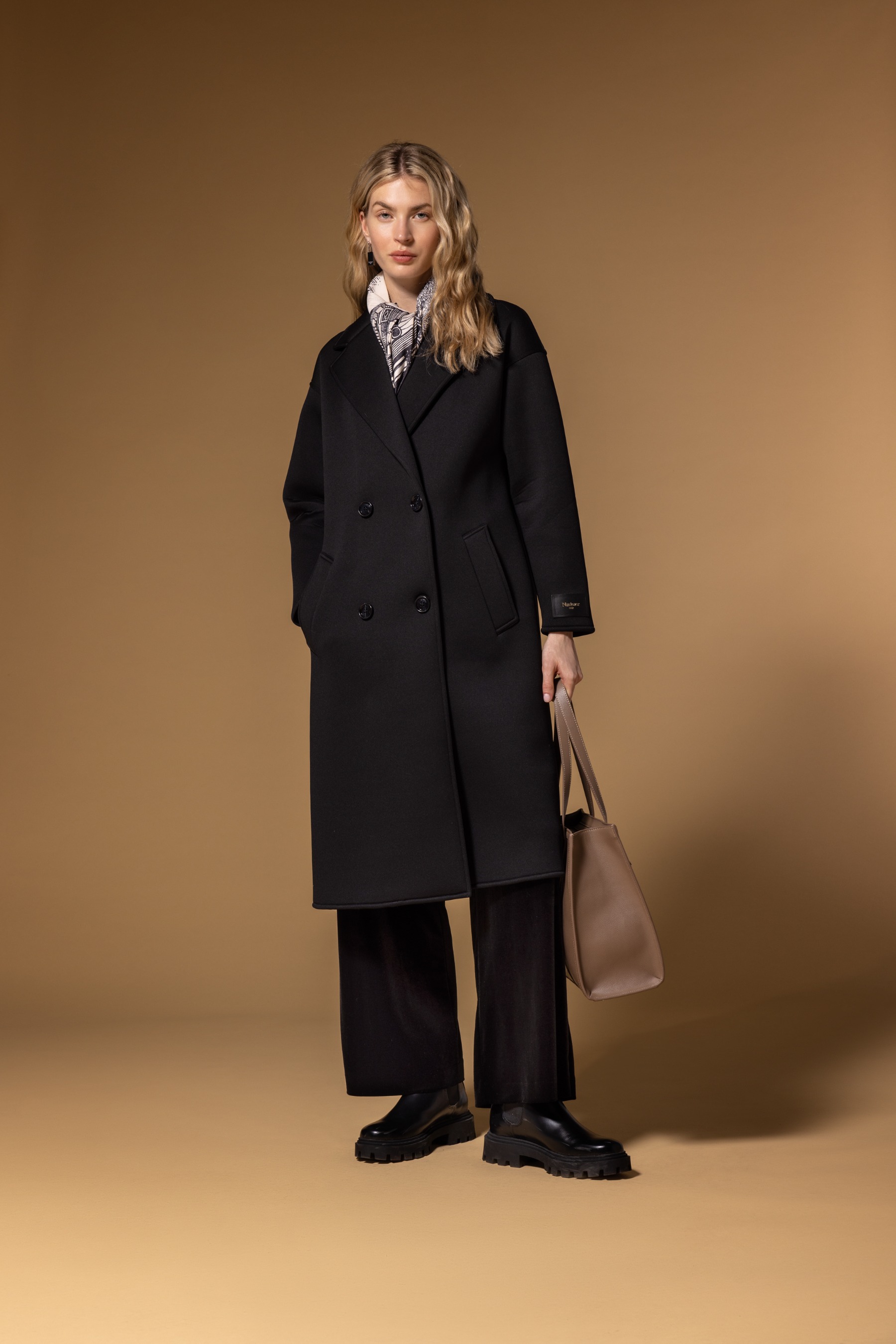 Abrigo negro de neopreno para mujer