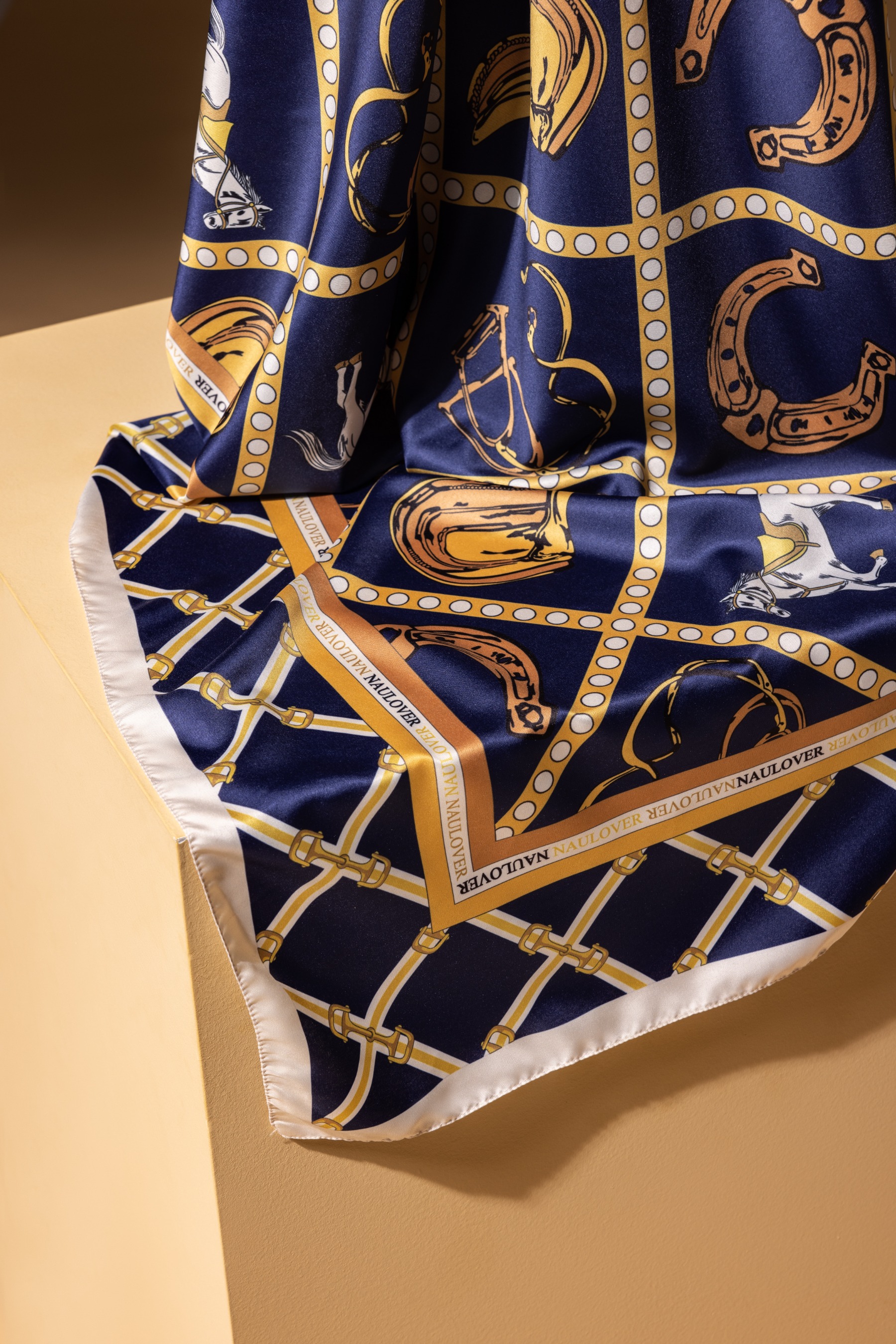 Pañuelo azul satinado con estampado original de Naulover