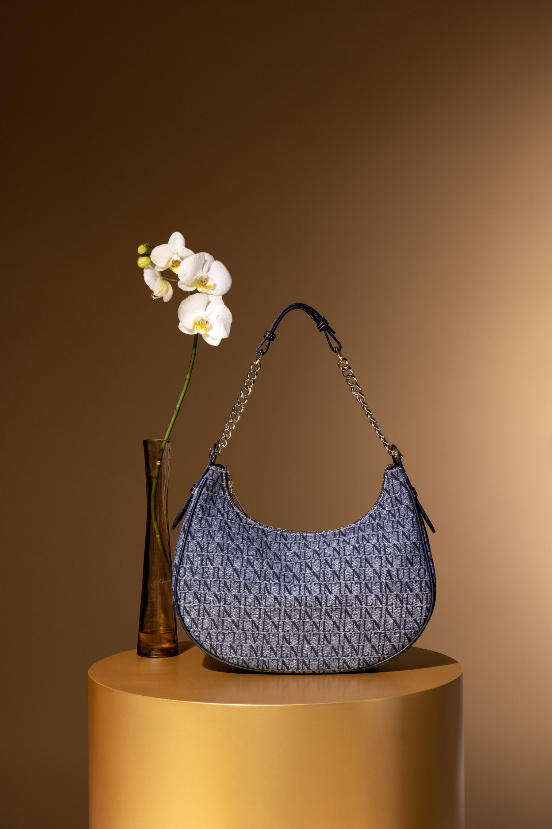 Bolso de mano azul con estampado del logo