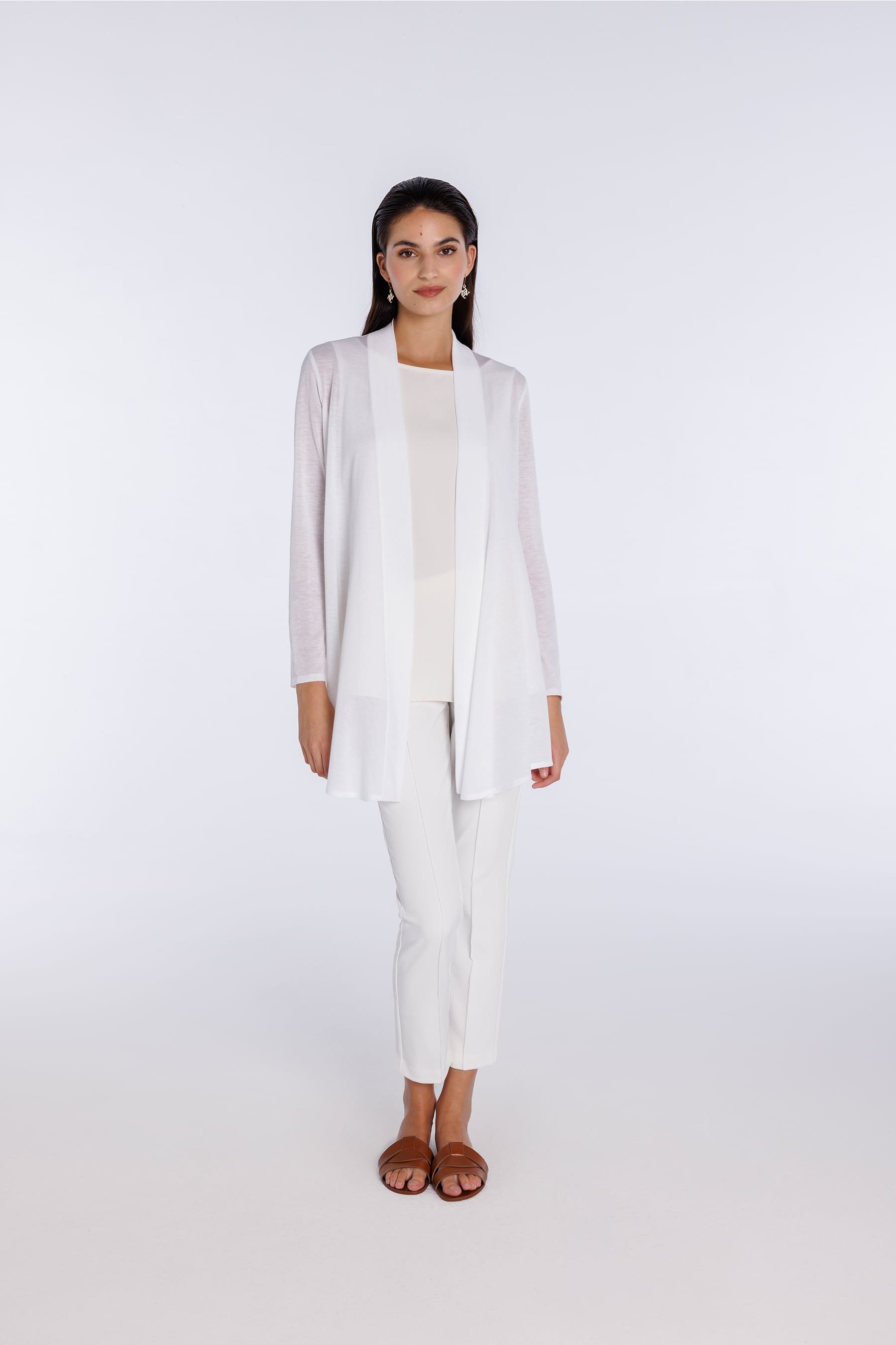 Total look blanco con cárdigan largo para mujer