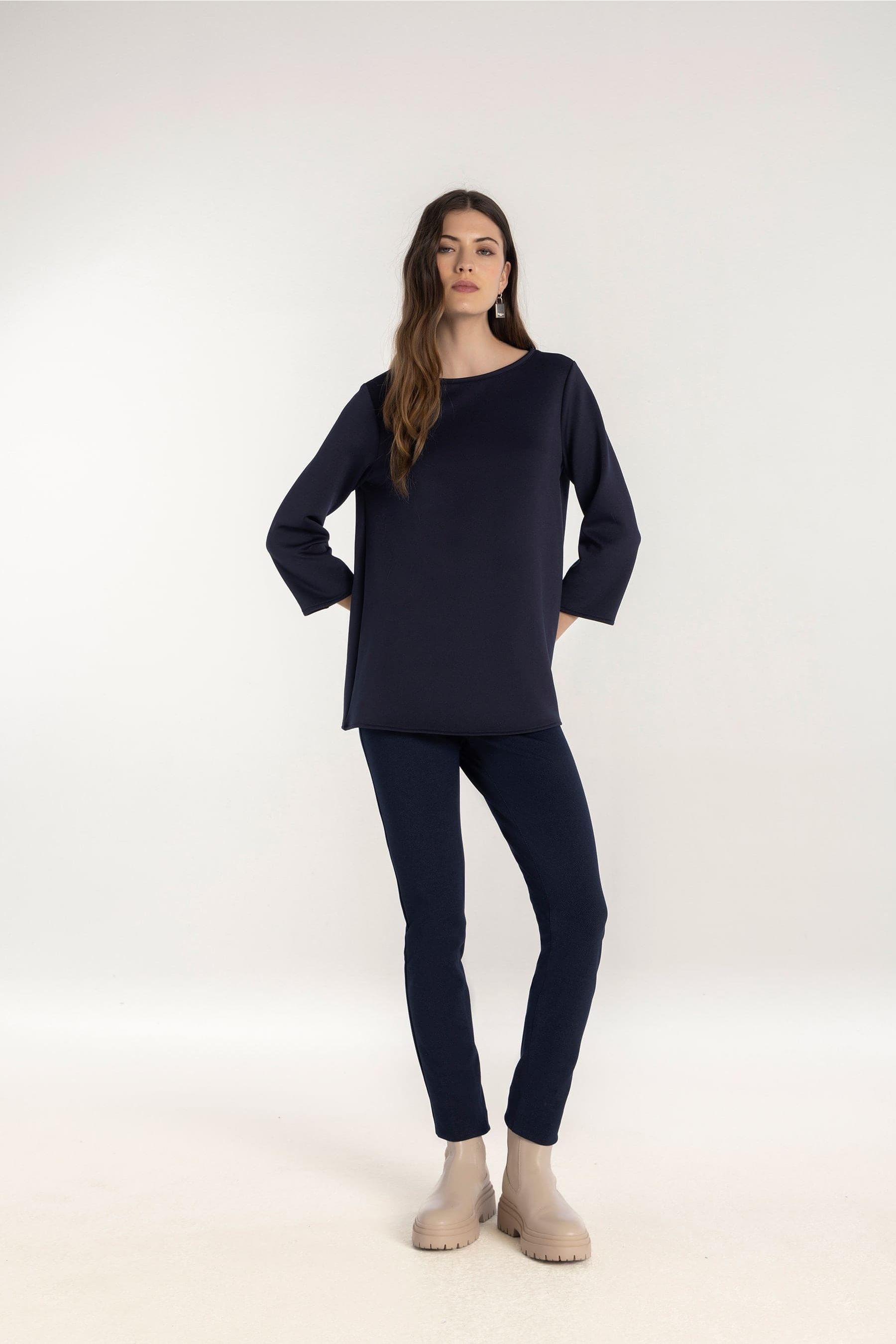 Conjunto monocromático de mujer con camisa y pantalones azul marino