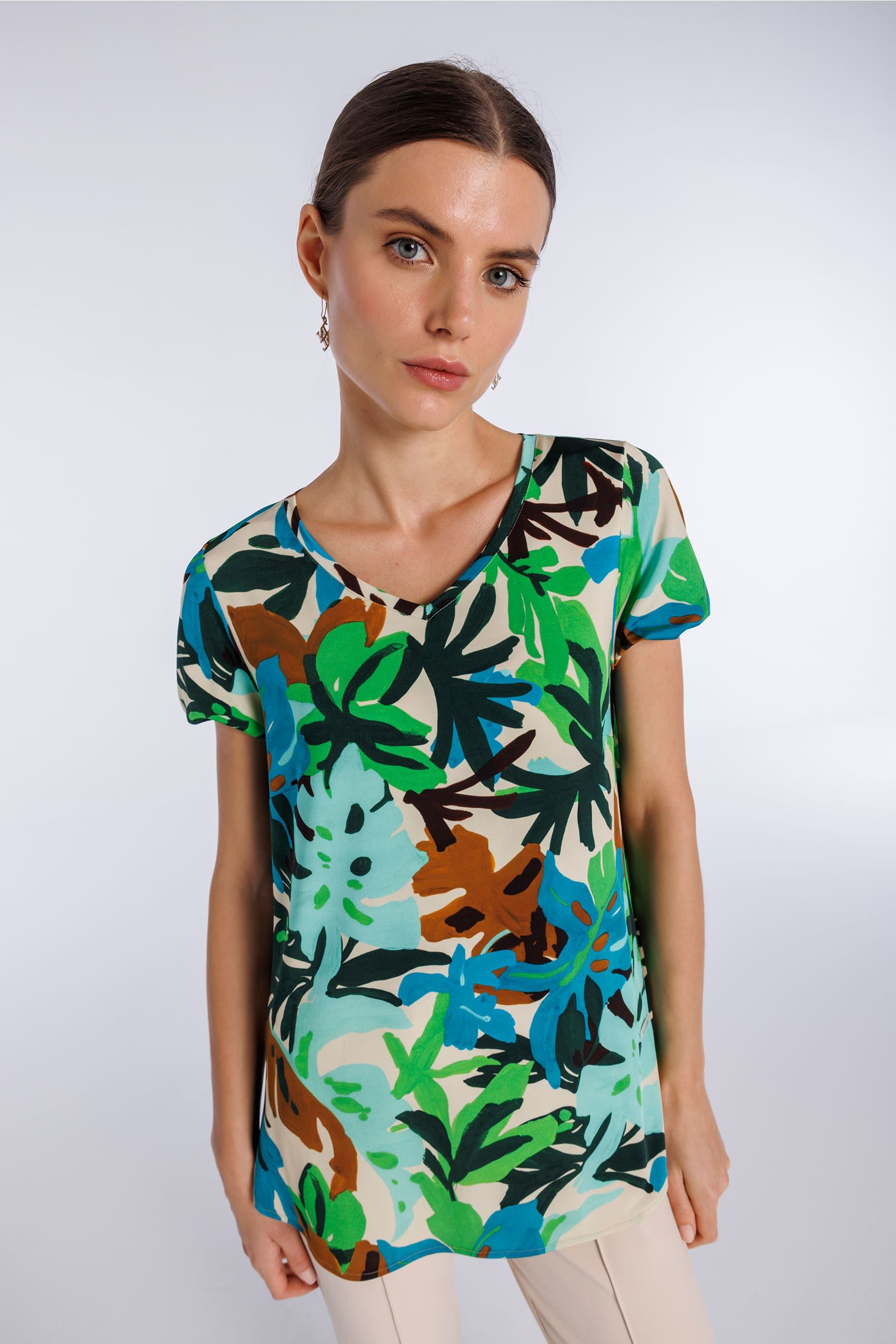 Blusa de mujer con estampado tropical