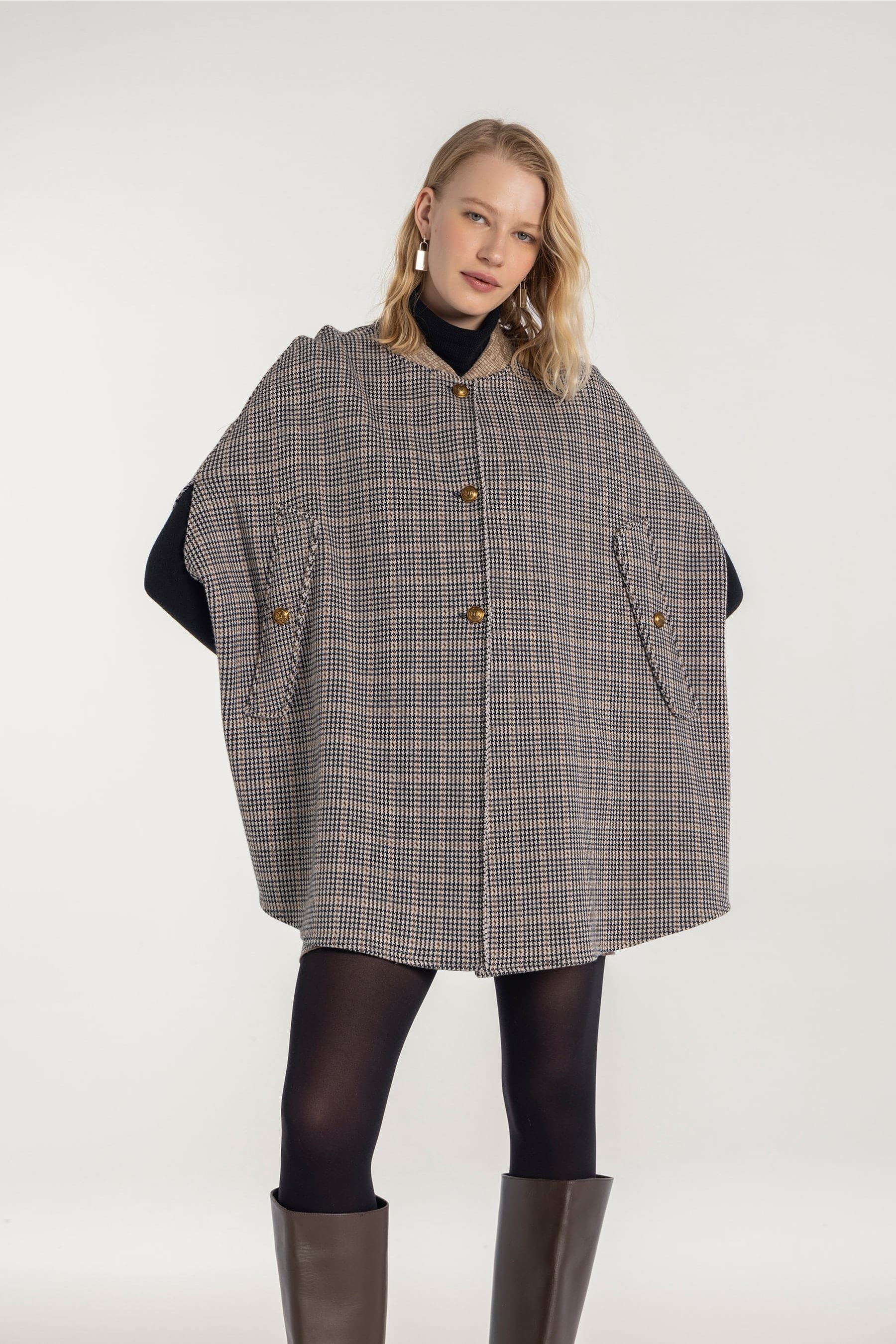 Capa de mujer con cuadros en tonos beige y gris