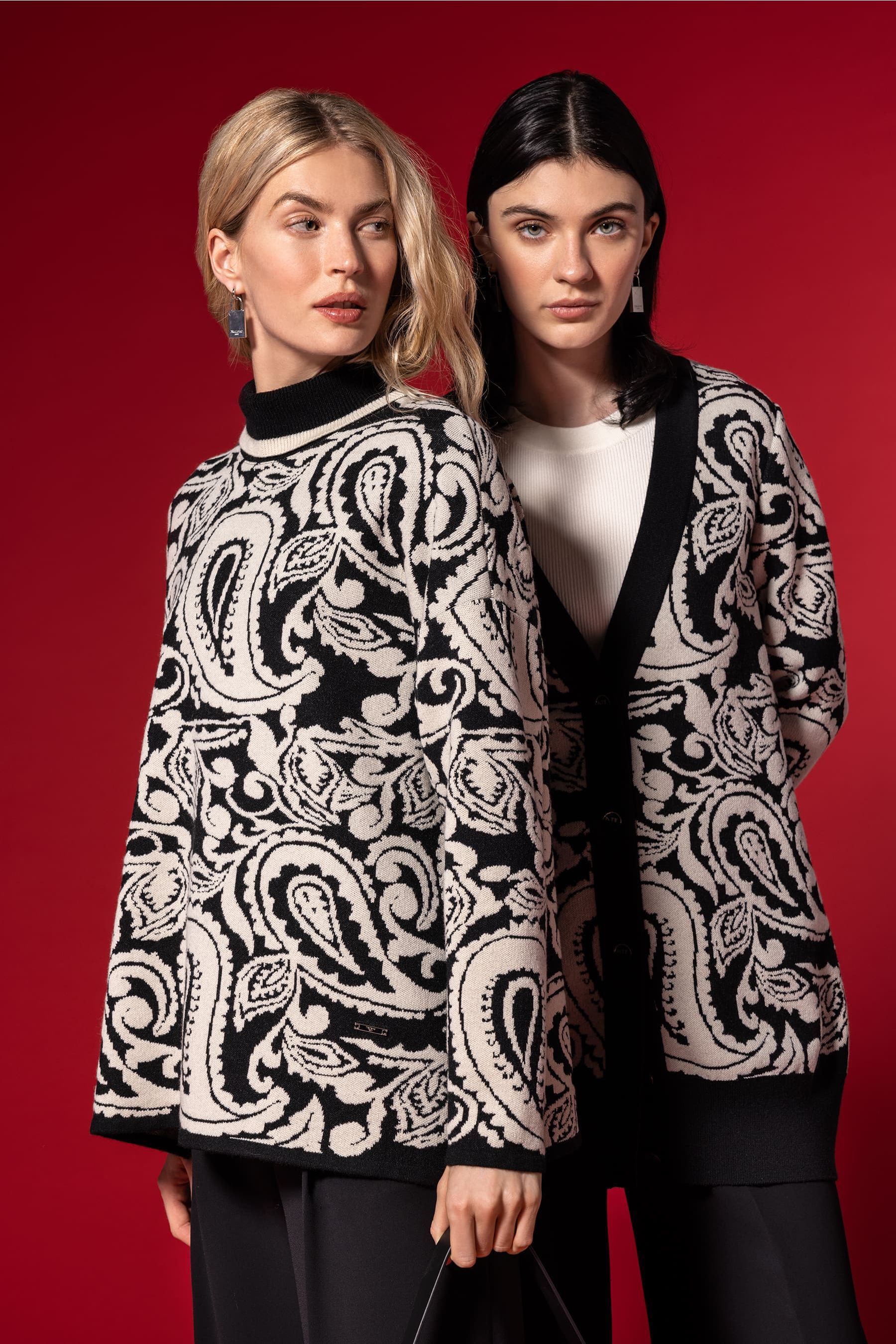 Jersey y cárdigan de punto con estampado Paisley en blanco y negro