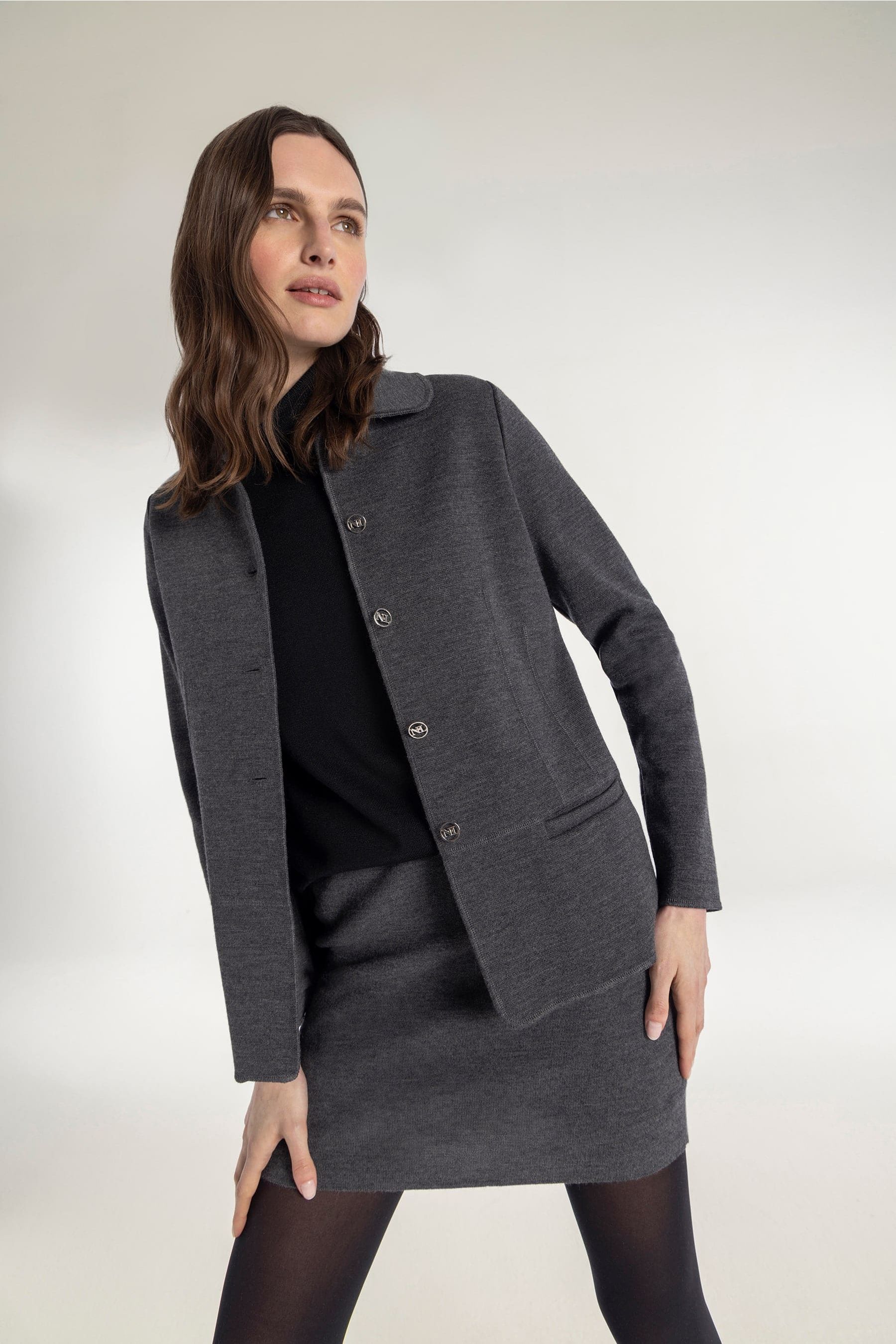 Look para mujer con chaqueta y falda de punto color gris