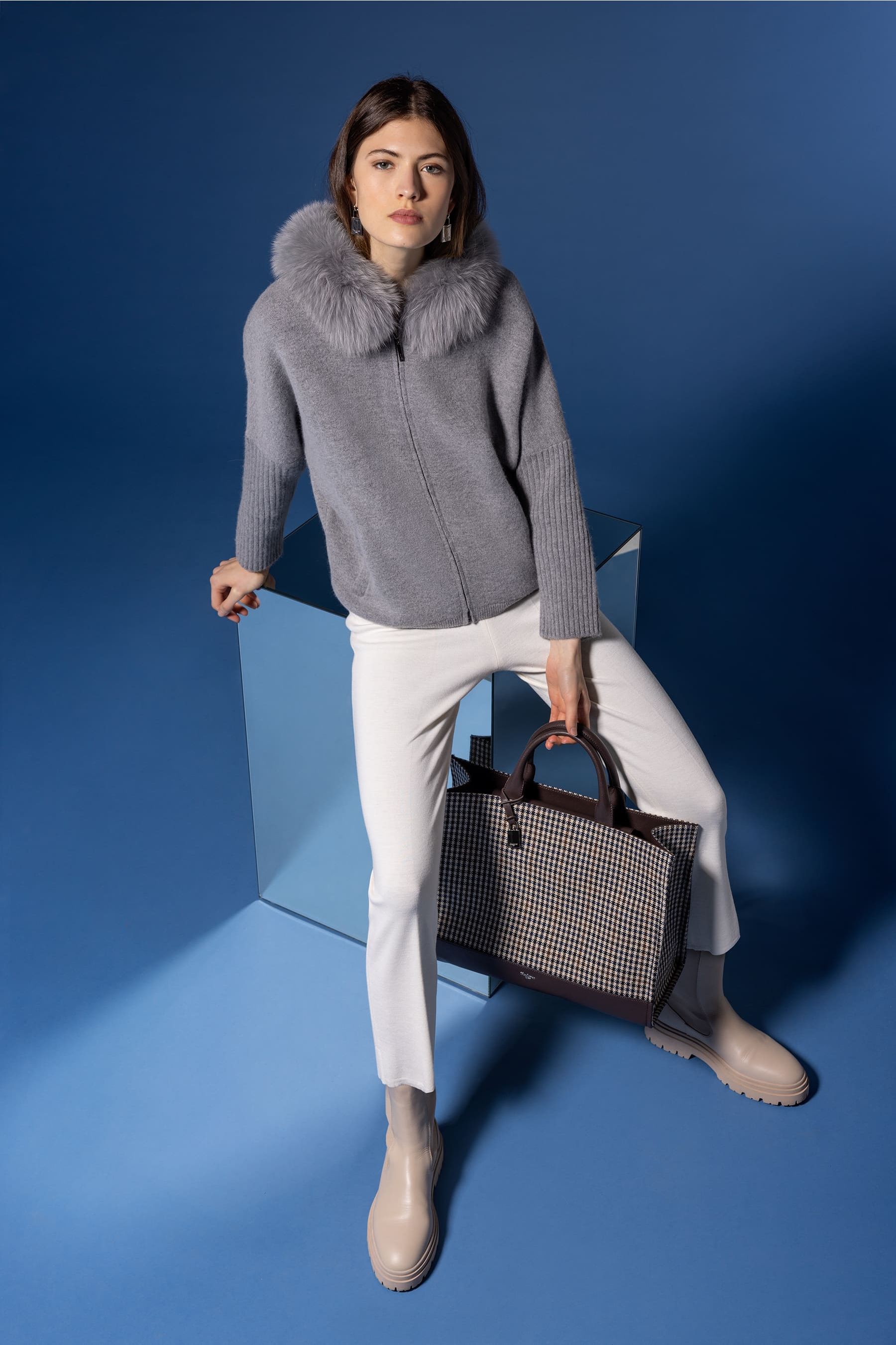 Mujer con una chaqueta de color gris perfecta para terminar un Groufit