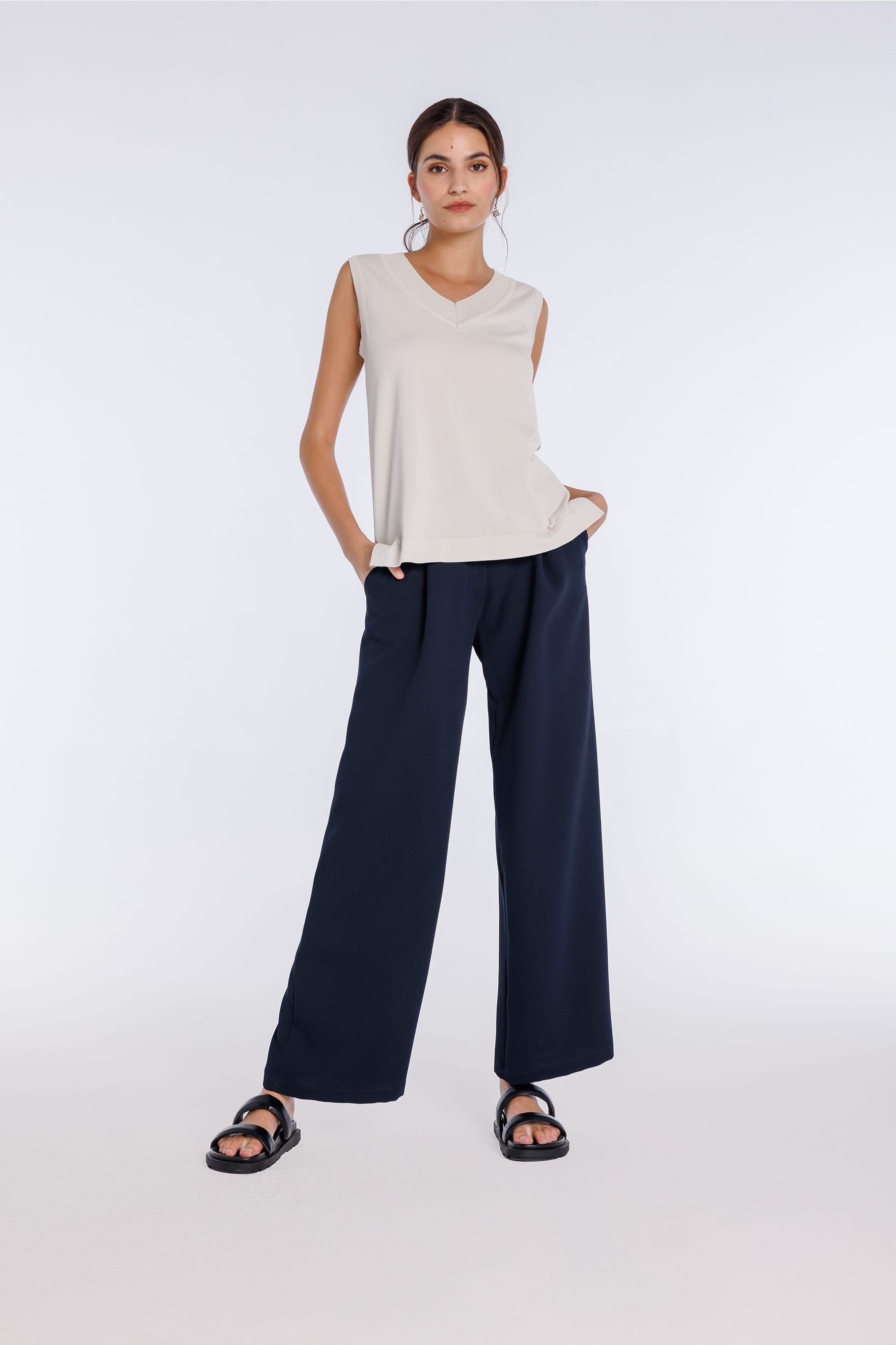Look de verano para la oficina con pantalones fluidos y blusa blanca 