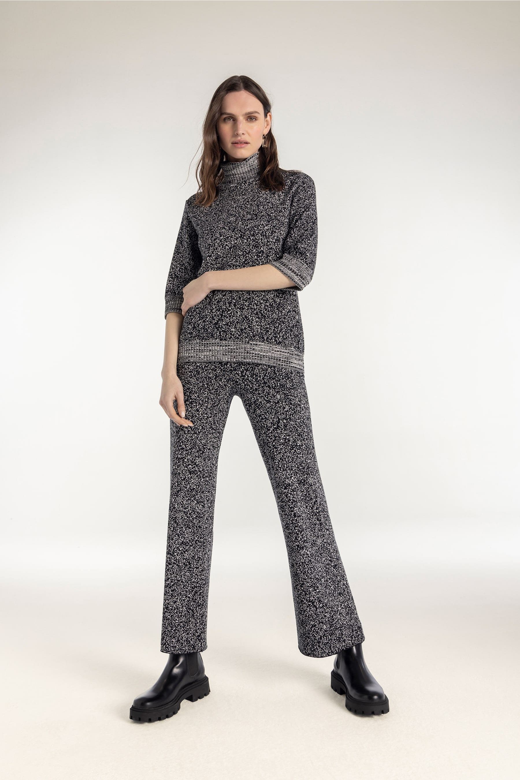 Total look de jersey y pantalón en punto Jacquard de color gris