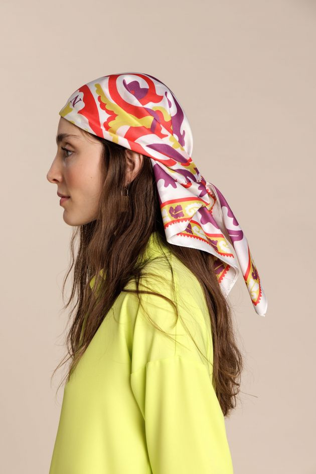 Look con pañuelo multicolor en la cabeza