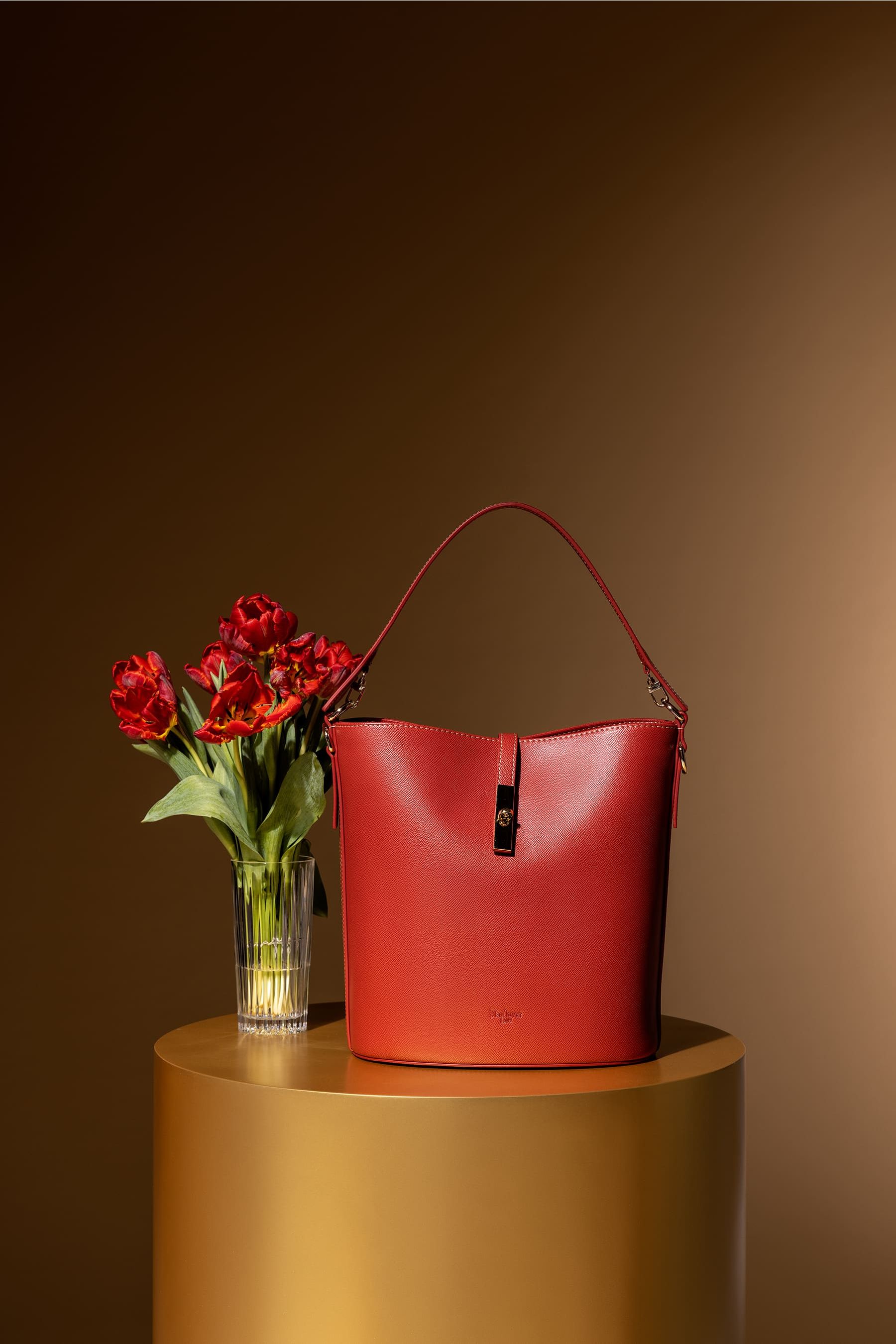 Bolso de piel grande estilo bucket de color rojo