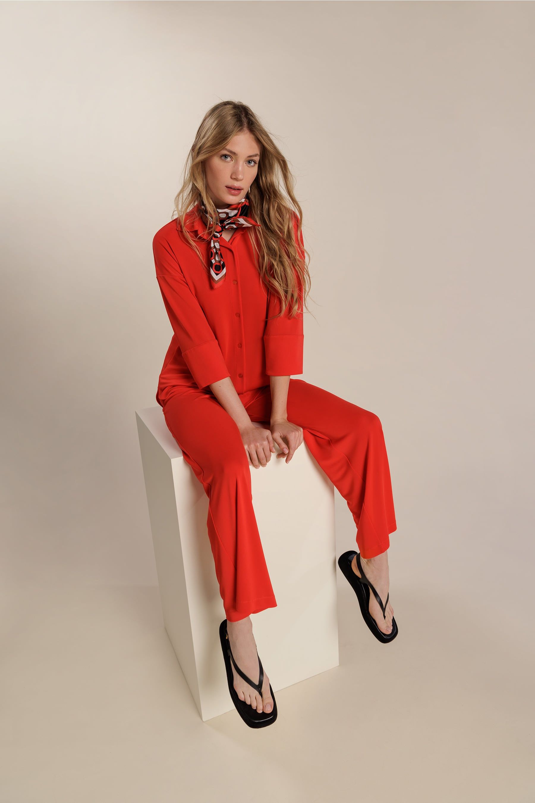 Conjunto de chaqueta y pantalones de color rojo para mujer